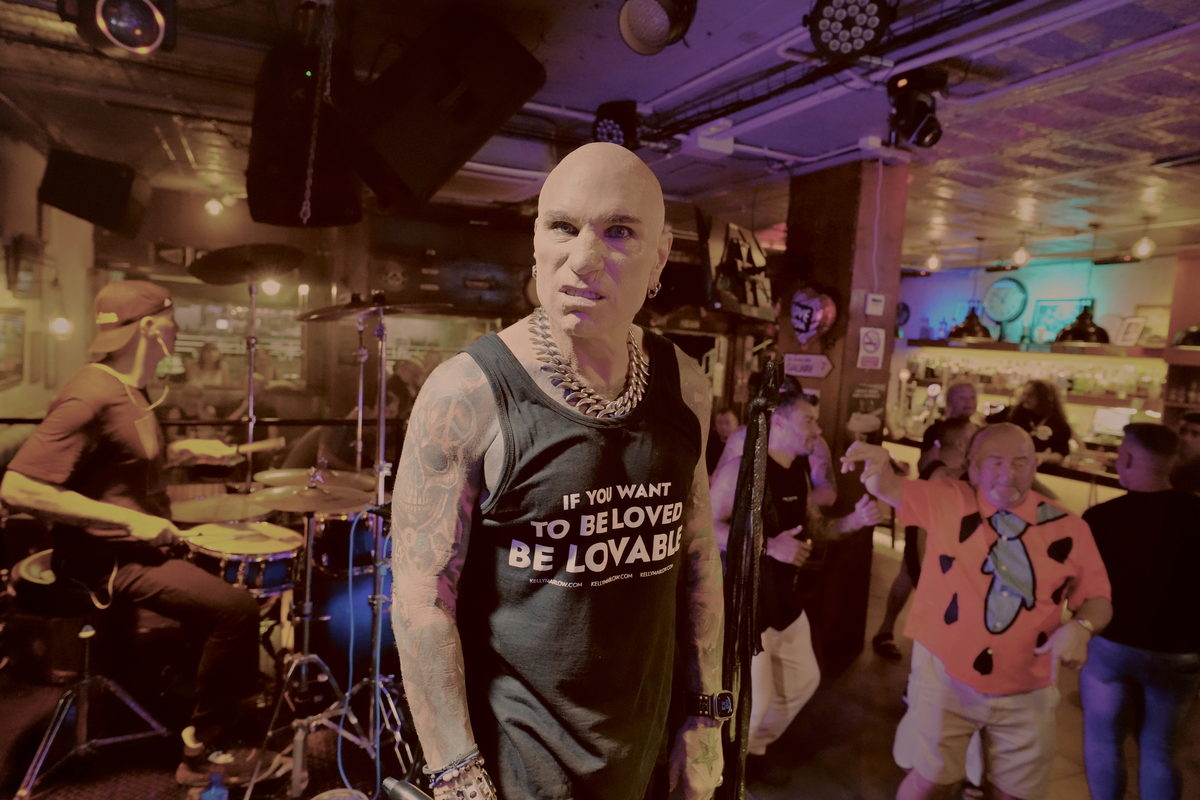 Kelly Marlow wearing the "If You Want To Be Loved" design live on stage in Gran Canaria